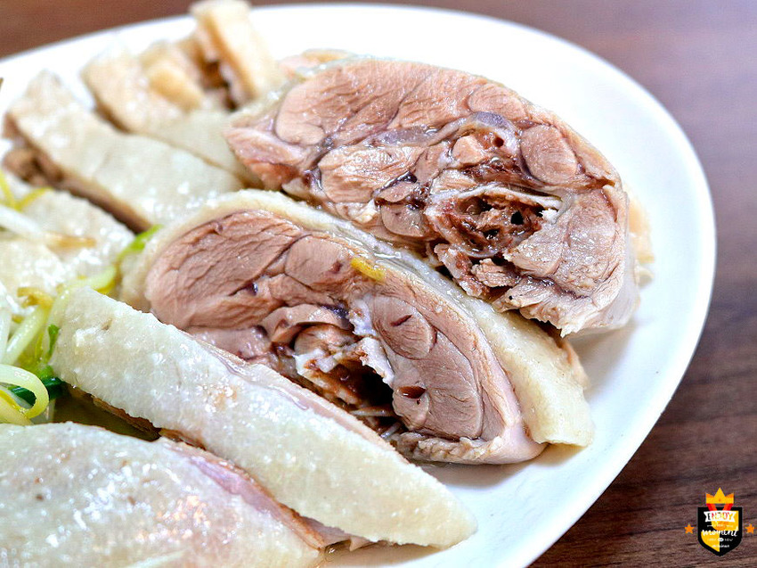 台南鵝肉／鵝肉飯比賽全台第三名／選用飼養90～100天上等溫體鵝／每日限量晚來吃不到／自製鵝油蔥酥及香蔥鵝油／鵝湯免費供應無限暢飲／獨家特製沾醬與辣醬／用餐時段必客滿