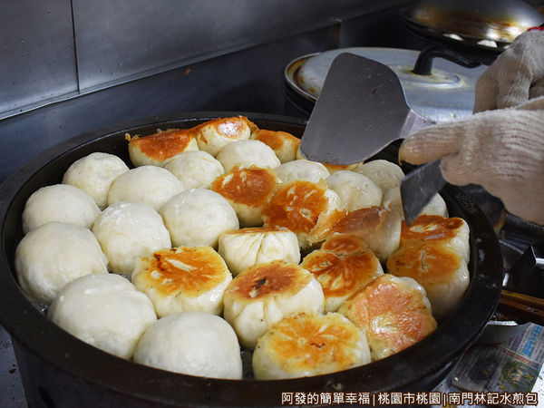 南門林記水煎包05-準備起鍋的水煎包.JPG