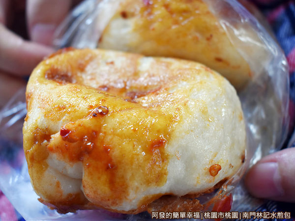 南門林記水煎包12-沾醬的水煎包.JPG