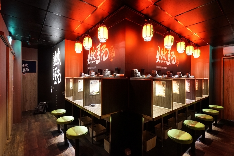 跳躍的宅男 - [花蓮美食]極焰燃麵-滿滿黑松露水牛起司牛舌燉飯及炸牛排超誘人  如一蘭拉麵的味覺集中系統，黃金松花蛋烏龍麵很推薦啊(內有影片)