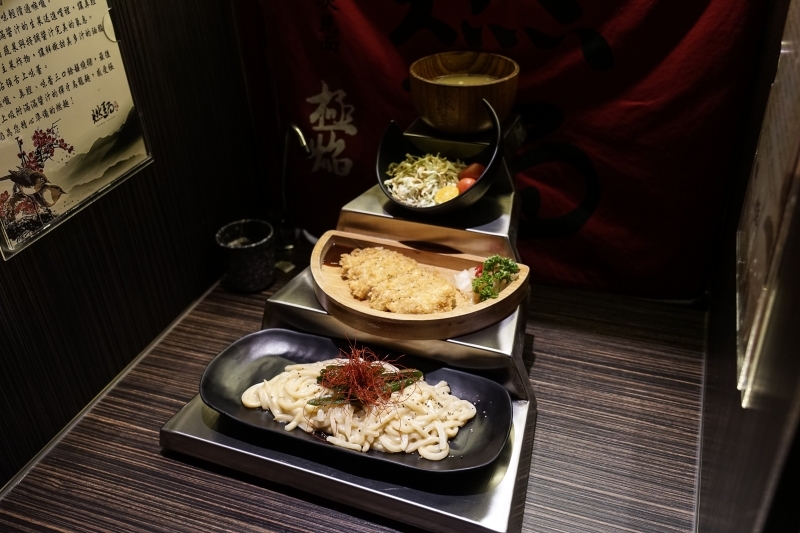 跳躍的宅男 - [花蓮美食]極焰燃麵-滿滿黑松露水牛起司牛舌燉飯及炸牛排超誘人  如一蘭拉麵的味覺集中系統，黃金松花蛋烏龍麵很推薦啊(內有影片)