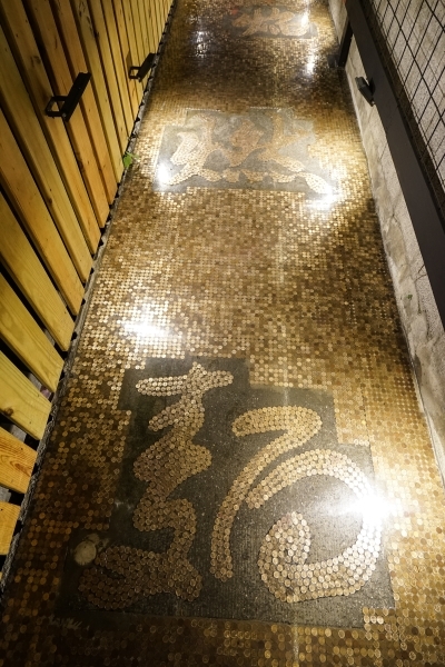 跳躍的宅男 - [花蓮美食]極焰燃麵-滿滿黑松露水牛起司牛舌燉飯及炸牛排超誘人  如一蘭拉麵的味覺集中系統，黃金松花蛋烏龍麵很推薦啊(內有影片)