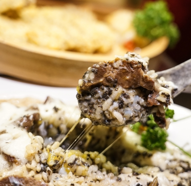 跳躍的宅男 - [花蓮美食]極焰燃麵-滿滿黑松露水牛起司牛舌燉飯及炸牛排超誘人  如一蘭拉麵的味覺集中系統，黃金松花蛋烏龍麵很推薦啊(內有影片)