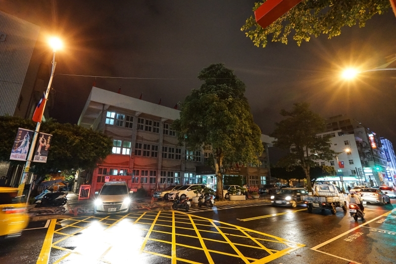 跳躍的宅男 - [花蓮美食]極焰燃麵-滿滿黑松露水牛起司牛舌燉飯及炸牛排超誘人  如一蘭拉麵的味覺集中系統，黃金松花蛋烏龍麵很推薦啊(內有影片)