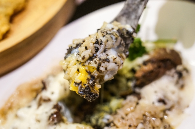 跳躍的宅男 - [花蓮美食]極焰燃麵-滿滿黑松露水牛起司牛舌燉飯及炸牛排超誘人  如一蘭拉麵的味覺集中系統，黃金松花蛋烏龍麵很推薦啊(內有影片)