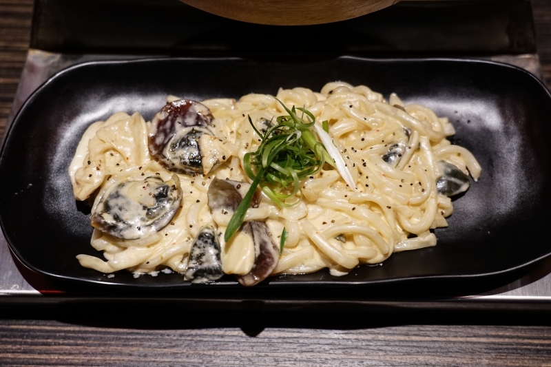 跳躍的宅男 - [花蓮美食]極焰燃麵-滿滿黑松露水牛起司牛舌燉飯及炸牛排超誘人  如一蘭拉麵的味覺集中系統，黃金松花蛋烏龍麵很推薦啊(內有影片)