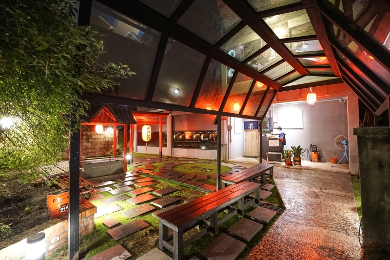 跳躍的宅男 - [花蓮美食]極焰燃麵-滿滿黑松露水牛起司牛舌燉飯及炸牛排超誘人  如一蘭拉麵的味覺集中系統，黃金松花蛋烏龍麵很推薦啊(內有影片)