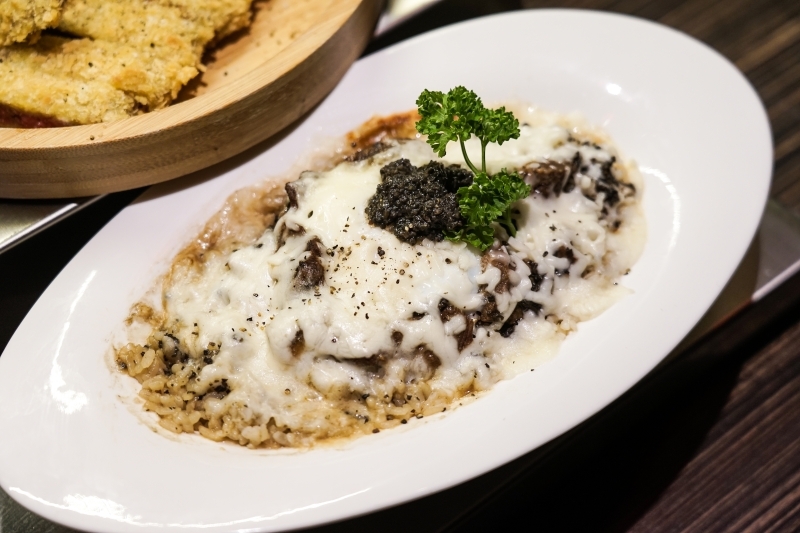 跳躍的宅男 - [花蓮美食]極焰燃麵-滿滿黑松露水牛起司牛舌燉飯及炸牛排超誘人  如一蘭拉麵的味覺集中系統，黃金松花蛋烏龍麵很推薦啊(內有影片)