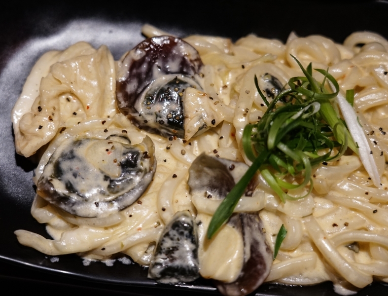 跳躍的宅男 - [花蓮美食]極焰燃麵-滿滿黑松露水牛起司牛舌燉飯及炸牛排超誘人  如一蘭拉麵的味覺集中系統，黃金松花蛋烏龍麵很推薦啊(內有影片)