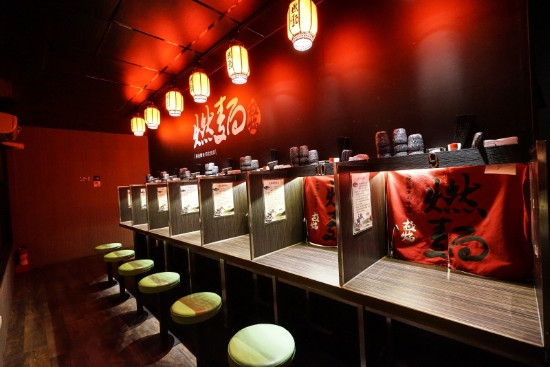 跳躍的宅男 - [花蓮美食]極焰燃麵-滿滿黑松露水牛起司牛舌燉飯及炸牛排超誘人  如一蘭拉麵的味覺集中系統，黃金松花蛋烏龍麵很推薦啊(內有影片)