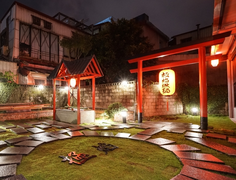 跳躍的宅男 - [花蓮美食]極焰燃麵-滿滿黑松露水牛起司牛舌燉飯及炸牛排超誘人  如一蘭拉麵的味覺集中系統，黃金松花蛋烏龍麵很推薦啊(內有影片)