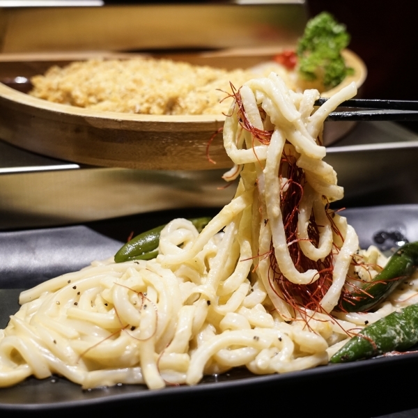 跳躍的宅男 - [花蓮美食]極焰燃麵-滿滿黑松露水牛起司牛舌燉飯及炸牛排超誘人  如一蘭拉麵的味覺集中系統，黃金松花蛋烏龍麵很推薦啊(內有影片)