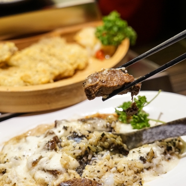 跳躍的宅男 - [花蓮美食]極焰燃麵-滿滿黑松露水牛起司牛舌燉飯及炸牛排超誘人  如一蘭拉麵的味覺集中系統，黃金松花蛋烏龍麵很推薦啊(內有影片)