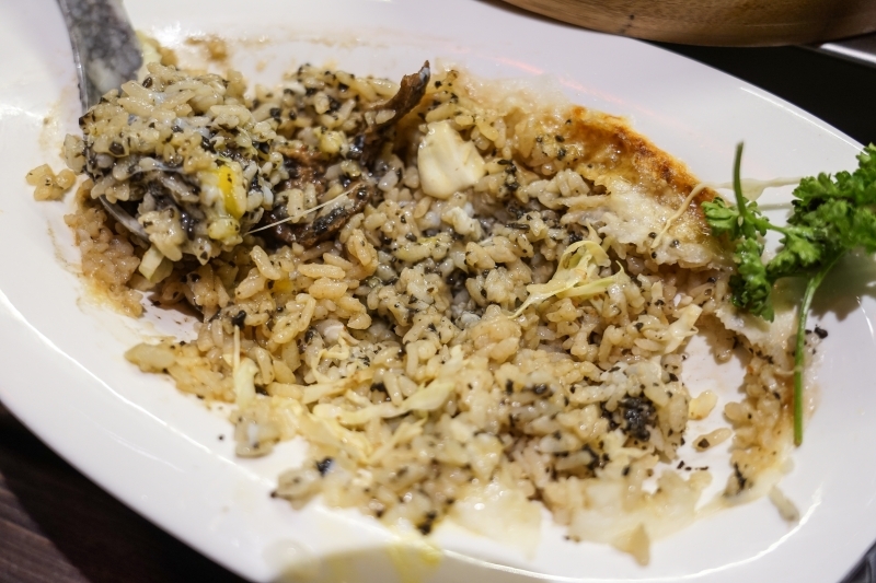 跳躍的宅男 - [花蓮美食]極焰燃麵-滿滿黑松露水牛起司牛舌燉飯及炸牛排超誘人  如一蘭拉麵的味覺集中系統，黃金松花蛋烏龍麵很推薦啊(內有影片)