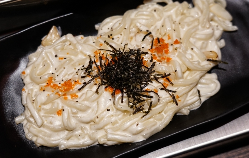 跳躍的宅男 - [花蓮美食]極焰燃麵-滿滿黑松露水牛起司牛舌燉飯及炸牛排超誘人  如一蘭拉麵的味覺集中系統，黃金松花蛋烏龍麵很推薦啊(內有影片)