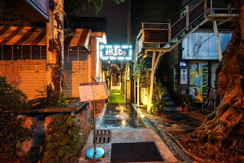 跳躍的宅男 - [花蓮美食]極焰燃麵-滿滿黑松露水牛起司牛舌燉飯及炸牛排超誘人  如一蘭拉麵的味覺集中系統，黃金松花蛋烏龍麵很推薦啊(內有影片)