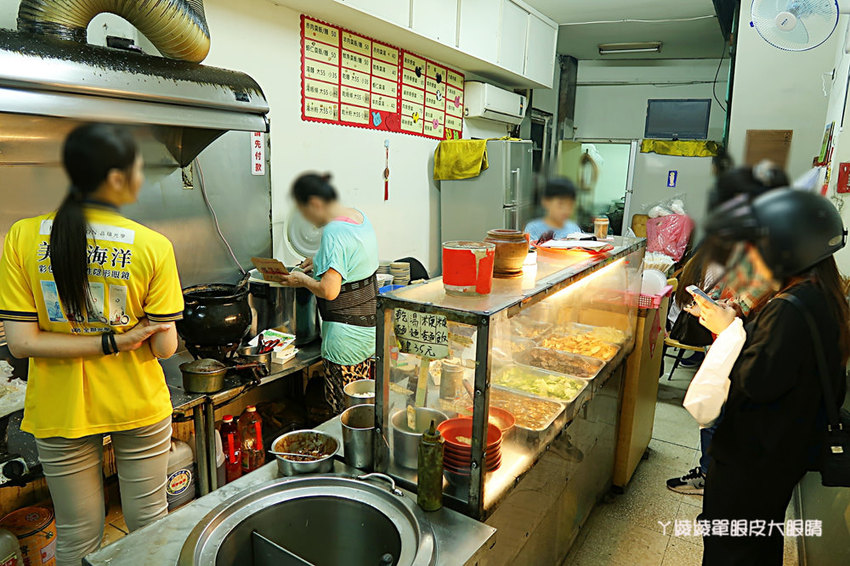 新竹便當|巧媽咪美味小吃,滿到蓋不起來的炸雞排便當!經濟便當只要35元