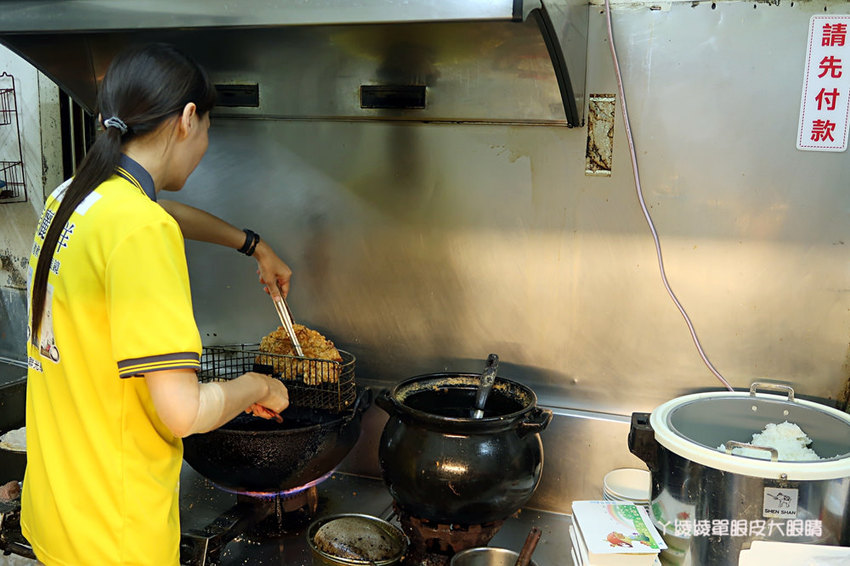 新竹便當|巧媽咪美味小吃,滿到蓋不起來的炸雞排便當!經濟便當只要35元