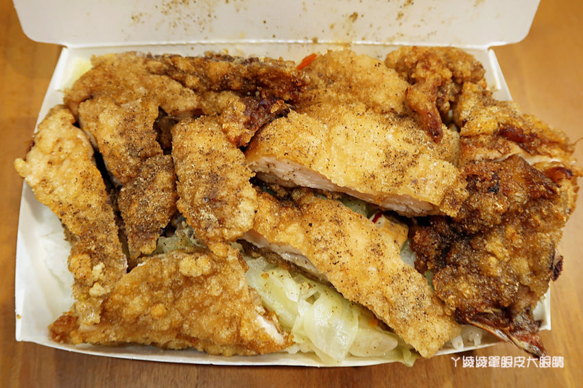 新竹便當｜巧媽咪美味小吃，滿到蓋不起來的炸雞排便當！經濟便當只要35元
