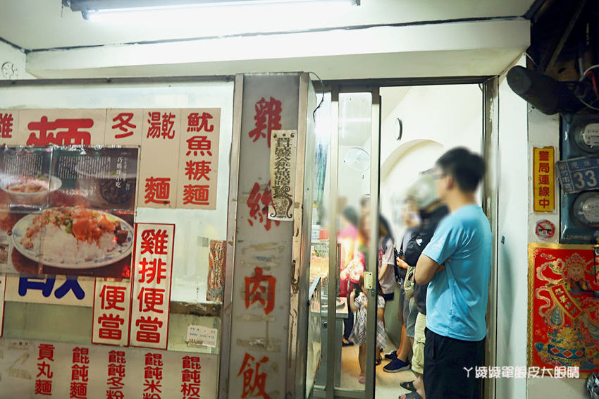 新竹便當｜巧媽咪美味小吃，滿到蓋不起來的炸雞排便當！經濟便當只要35元