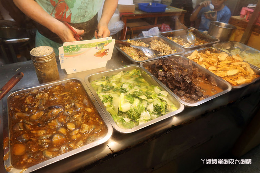 新竹便當|巧媽咪美味小吃,滿到蓋不起來的炸雞排便當!經濟便當只要35元