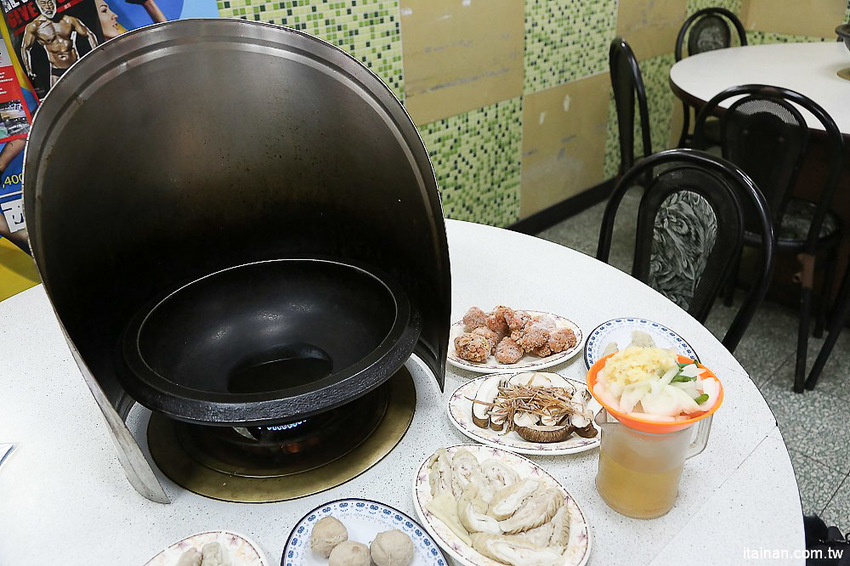 台南北區美食｜原海安路老店石頭火鍋『小北觀光夜市-真味火鍋』手炒出30幾年的古早味火鍋!- 台南好Food遊