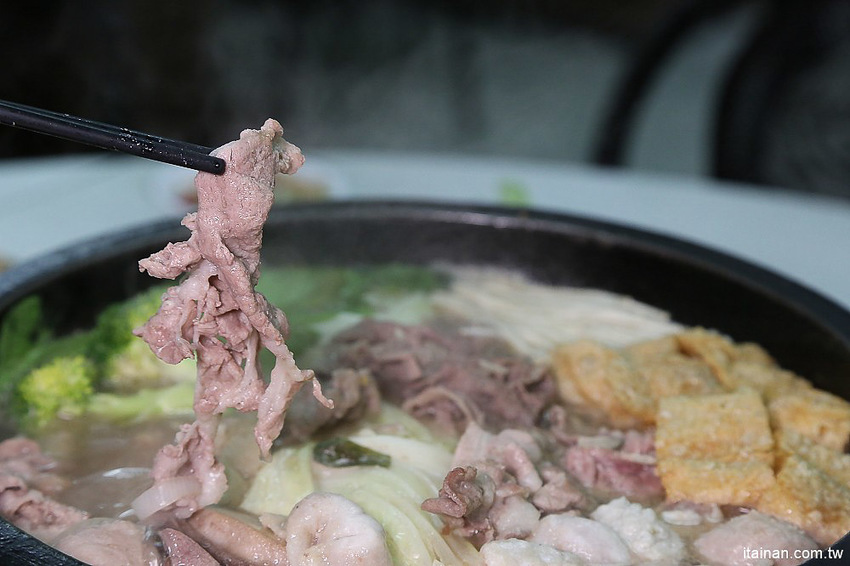 台南北區美食｜原海安路老店石頭火鍋『小北觀光夜市-真味火鍋』手炒出30幾年的古早味火鍋!- 台南好Food遊