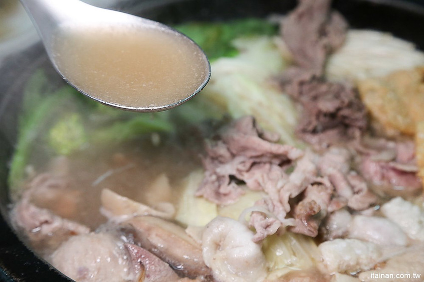 台南北區美食｜原海安路老店石頭火鍋『小北觀光夜市-真味火鍋』手炒出30幾年的古早味火鍋!- 台南好Food遊