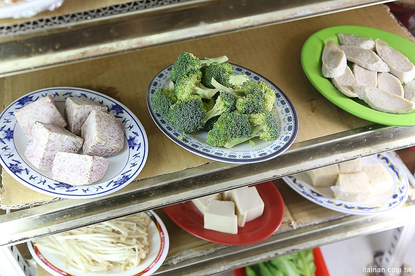 台南北區美食｜原海安路老店石頭火鍋『小北觀光夜市-真味火鍋』手炒出30幾年的古早味火鍋!- 台南好Food遊