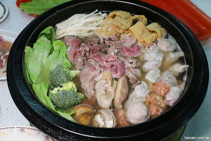 台南北區美食｜原海安路老店石頭火鍋『小北觀光夜市-真味火鍋』手炒出30幾年的古早味火鍋!- 台南好Food遊