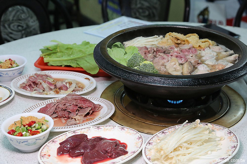 台南北區美食｜原海安路老店石頭火鍋『小北觀光夜市-真味火鍋』手炒出30幾年的古早味火鍋!- 台南好Food遊