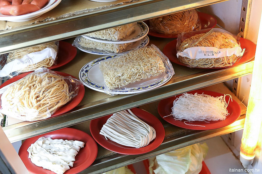 台南北區美食｜原海安路老店石頭火鍋『小北觀光夜市-真味火鍋』手炒出30幾年的古早味火鍋!- 台南好Food遊