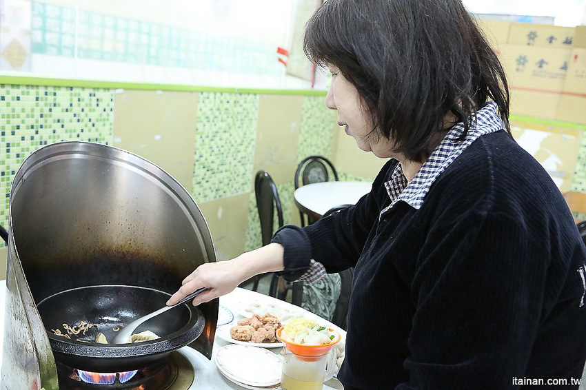 台南北區美食｜原海安路老店石頭火鍋『小北觀光夜市-真味火鍋』手炒出30幾年的古早味火鍋!- 台南好Food遊