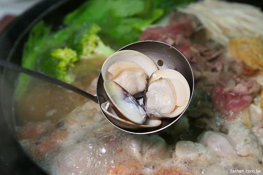 台南北區美食｜原海安路老店石頭火鍋『小北觀光夜市-真味火鍋』手炒出30幾年的古早味火鍋!- 台南好Food遊