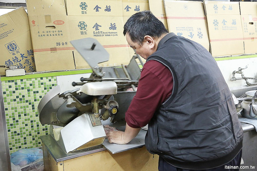 台南北區美食｜原海安路老店石頭火鍋『小北觀光夜市-真味火鍋』手炒出30幾年的古早味火鍋!- 台南好Food遊