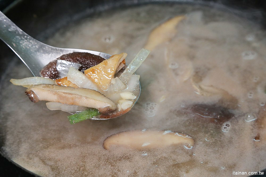 台南北區美食｜原海安路老店石頭火鍋『小北觀光夜市-真味火鍋』手炒出30幾年的古早味火鍋!- 台南好Food遊