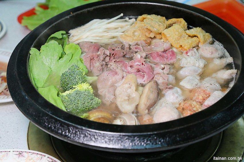 台南北區美食｜原海安路老店石頭火鍋『小北觀光夜市-真味火鍋』手炒出30幾年的古早味火鍋!- 台南好Food遊