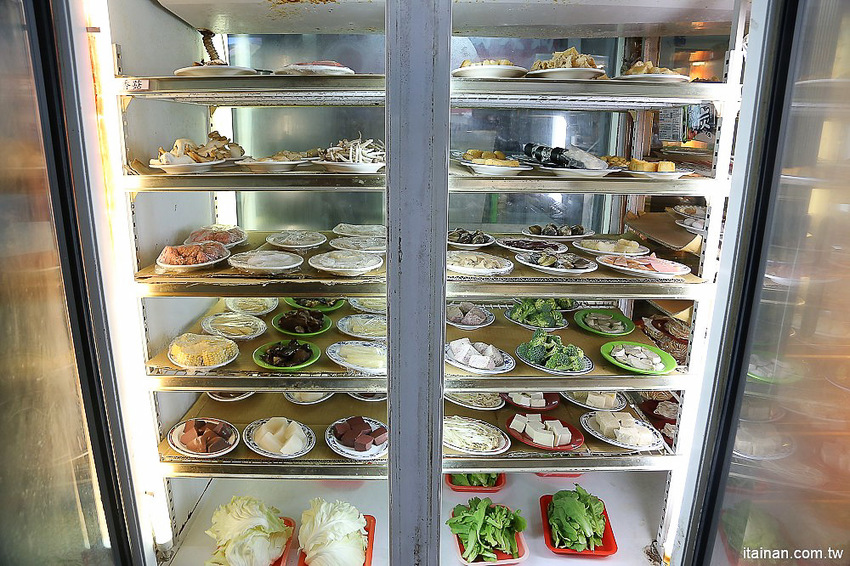 台南北區美食｜原海安路老店石頭火鍋『小北觀光夜市-真味火鍋』手炒出30幾年的古早味火鍋!- 台南好Food遊