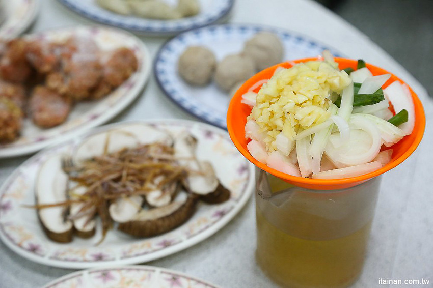 台南北區美食｜原海安路老店石頭火鍋『小北觀光夜市-真味火鍋』手炒出30幾年的古早味火鍋!- 台南好Food遊