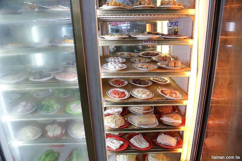 台南北區美食｜原海安路老店石頭火鍋『小北觀光夜市-真味火鍋』手炒出30幾年的古早味火鍋!- 台南好Food遊