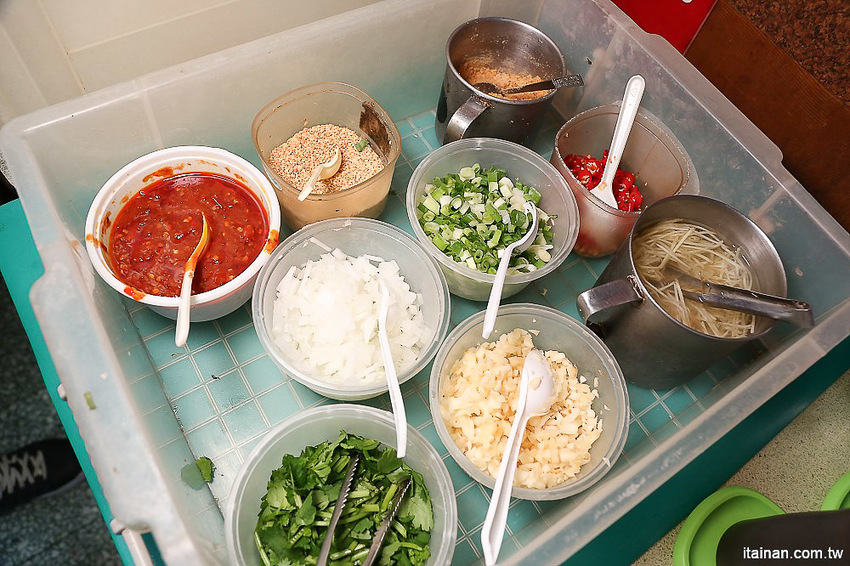 台南北區美食｜原海安路老店石頭火鍋『小北觀光夜市-真味火鍋』手炒出30幾年的古早味火鍋!- 台南好Food遊