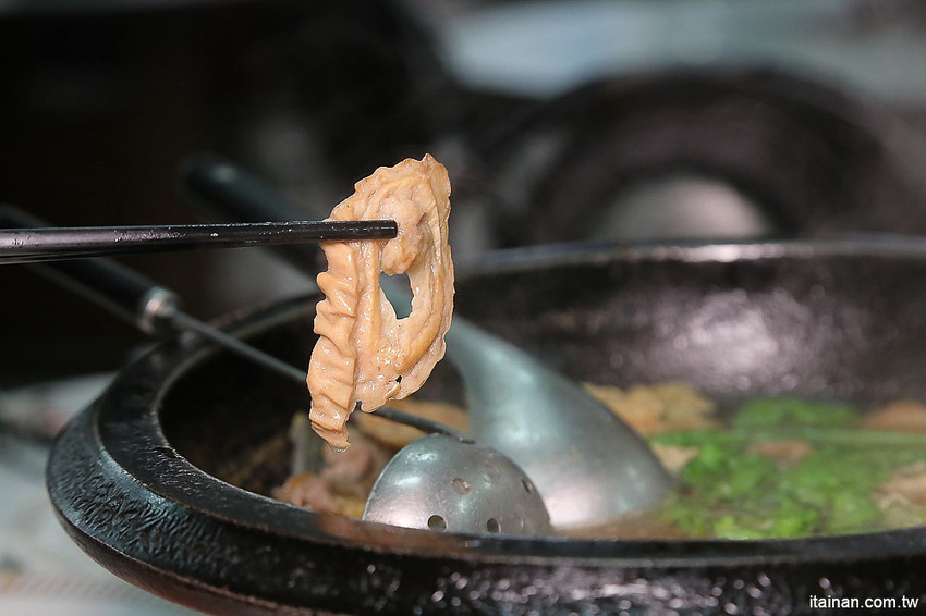 台南北區美食｜原海安路老店石頭火鍋『小北觀光夜市-真味火鍋』手炒出30幾年的古早味火鍋!- 台南好Food遊