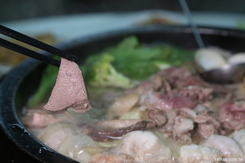 台南北區美食｜原海安路老店石頭火鍋『小北觀光夜市-真味火鍋』手炒出30幾年的古早味火鍋!- 台南好Food遊