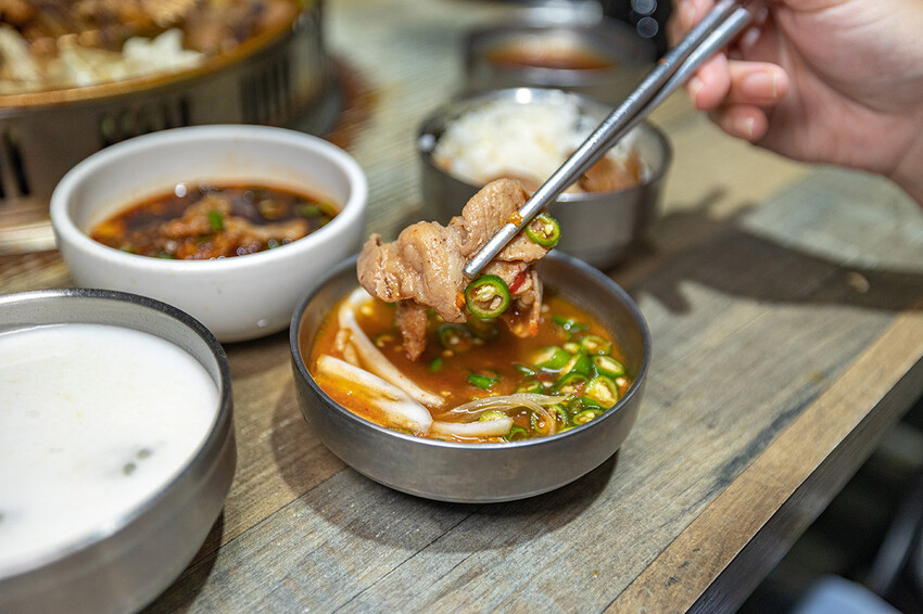 阿豬嘻烤肉村|台北超平價吃到飽,西門町美食、韓式烤肉吃到飽、西門韓式烤肉、西門韓式料理、韓式烤五花肉、韓式烤肉餐廳、西門銅板烤肉、西門韓式吃到飽、西門吃到飽