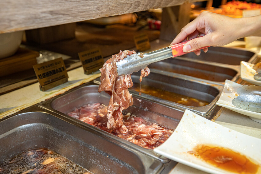 阿豬嘻烤肉村|台北超平價吃到飽,西門町美食、韓式烤肉吃到飽、西門韓式烤肉、西門韓式料理、韓式烤五花肉、韓式烤肉餐廳、西門銅板烤肉、西門韓式吃到飽、西門吃到飽