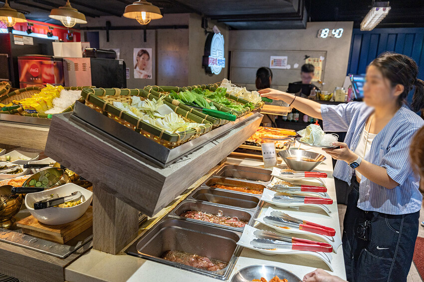 阿豬嘻烤肉村|台北超平價吃到飽,西門町美食、韓式烤肉吃到飽、西門韓式烤肉、西門韓式料理、韓式烤五花肉、韓式烤肉餐廳、西門銅板烤肉、西門韓式吃到飽、西門吃到飽