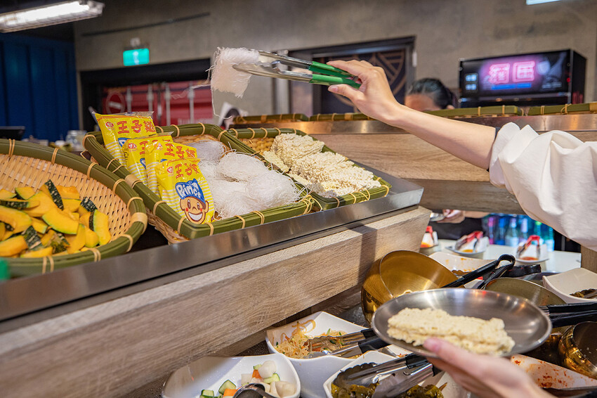 阿豬嘻烤肉村|台北超平價吃到飽,西門町美食、韓式烤肉吃到飽、西門韓式烤肉、西門韓式料理、韓式烤五花肉、韓式烤肉餐廳、西門銅板烤肉、西門韓式吃到飽、西門吃到飽