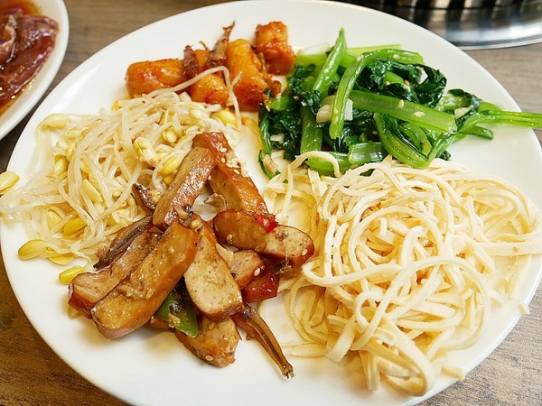 阿豬嘻烤肉村：阿豬嘻烤肉村-台北西門町韓式吃到飽  菜色種類多  肉品、熟食都不少  兩個人以上還有一份韓式泡菜鍋  多人聚餐超適合