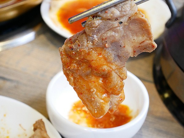 阿豬嘻烤肉村：阿豬嘻烤肉村-台北西門町韓式吃到飽  菜色種類多  肉品、熟食都不少  兩個人以上還有一份韓式泡菜鍋  多人聚餐超適合