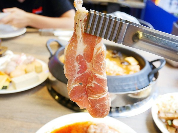 阿豬嘻烤肉村：阿豬嘻烤肉村-台北西門町韓式吃到飽  菜色種類多  肉品、熟食都不少  兩個人以上還有一份韓式泡菜鍋  多人聚餐超適合